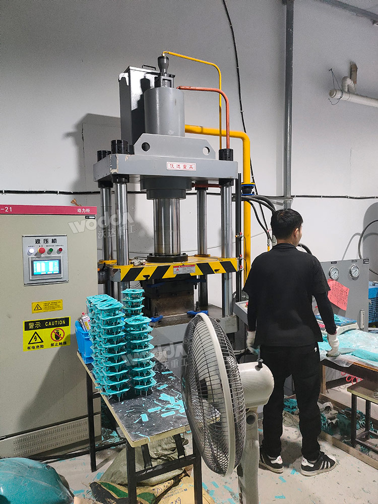 125噸電機(jī)接線端子熱壓成型機(jī) 125噸電機(jī)接線端子熱壓成型機(jī)