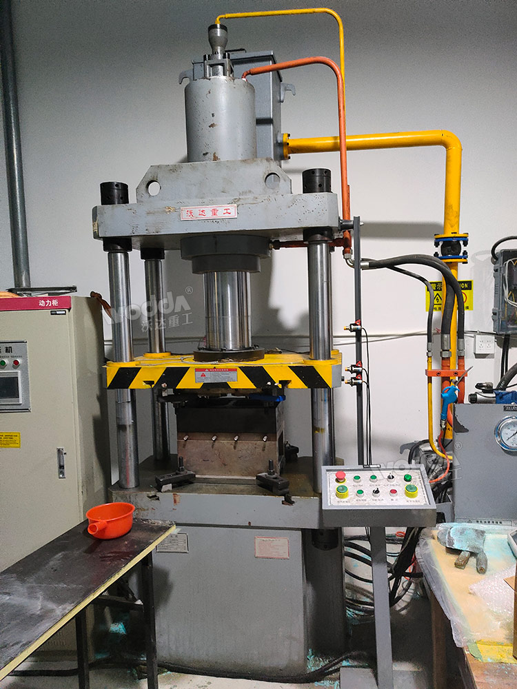 125噸四柱液壓機(jī) 125噸四柱液壓機(jī)